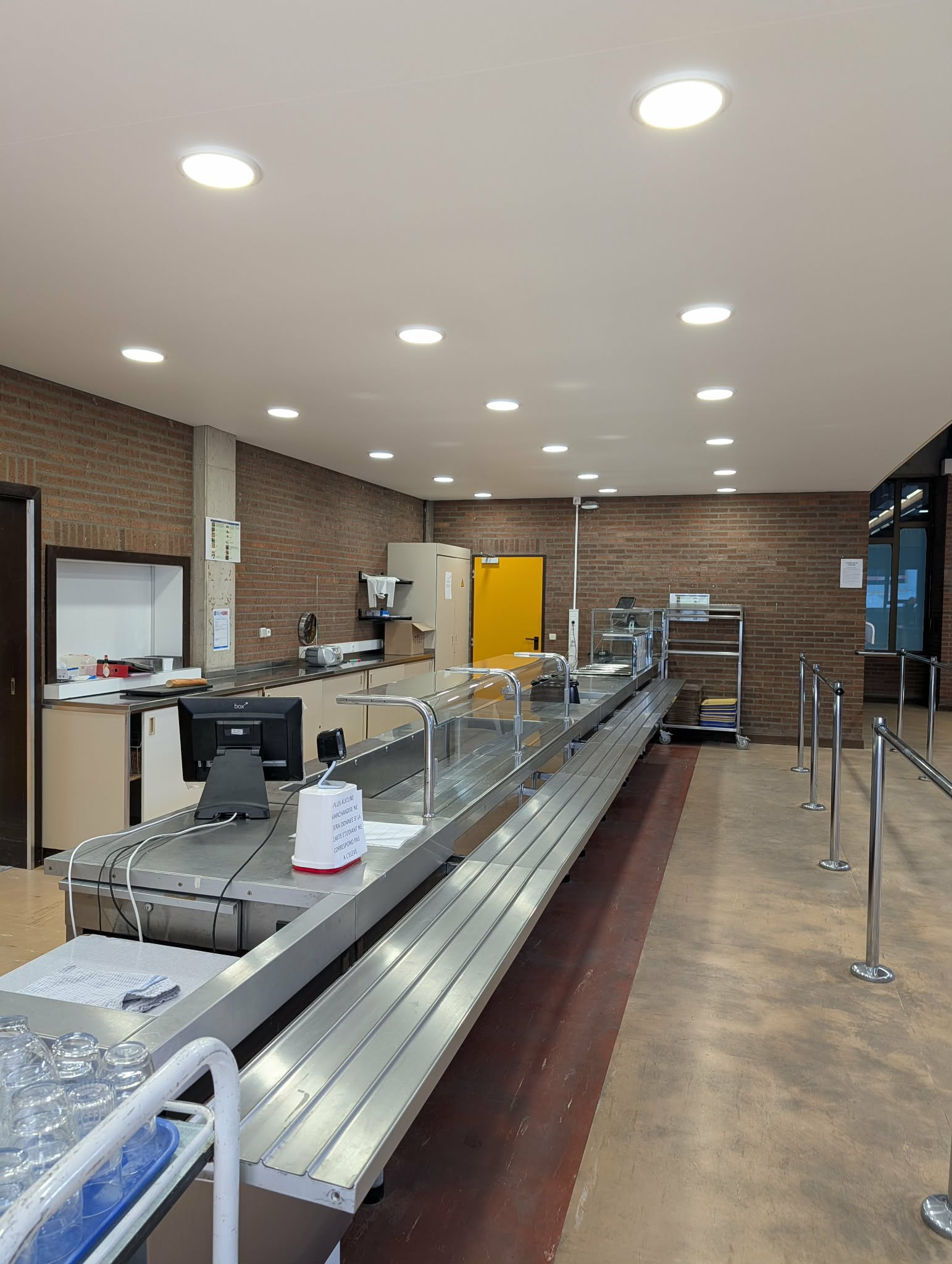 Le restaurant scolaire moderne et chaleureux de l'Athénée Royal de Fragnée